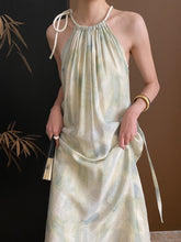 Neckholder-Midikleid mit Gürtel und zartem Pastelldruck